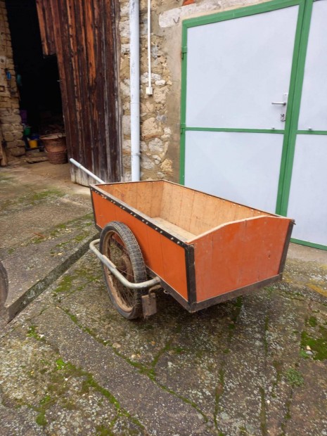 K�zikocsi elad�!