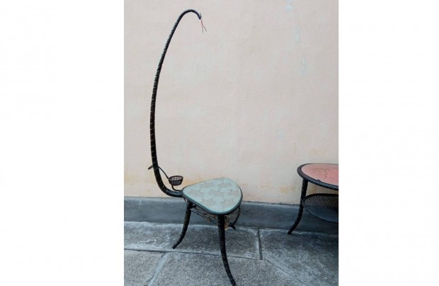 K�zm�ves f�m �ll�l�mpa �s asztal