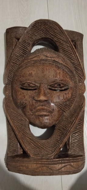 Kzzel faragott afrikai maszk