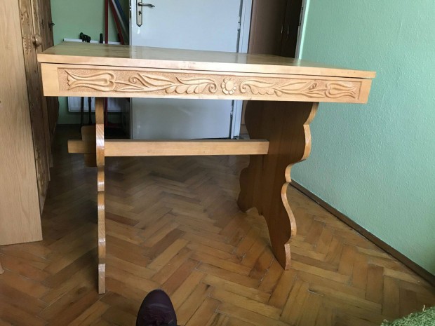 Kézzel faragott asztal