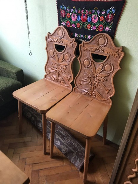Kézzel faragott székek