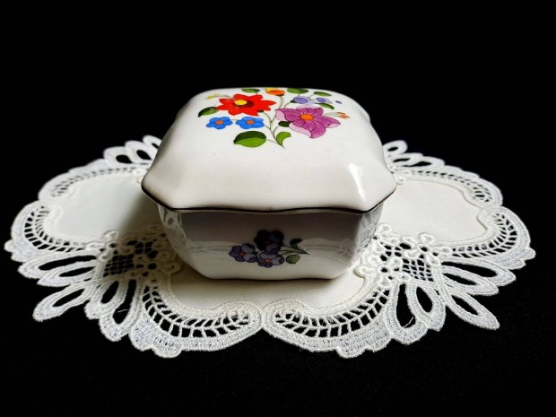 Kzzel festett Kalocsai porceln bonbonier 9 x 9 cm