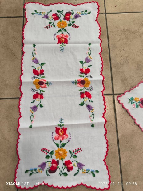 Kézzel hímzett nagyfutó, asztalterítő eladó!85 x 35 cm