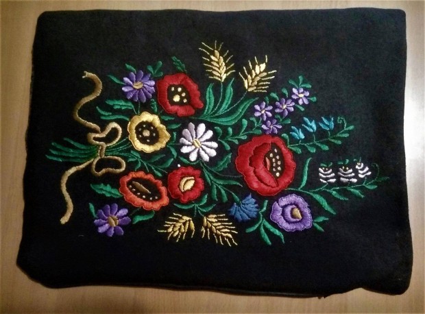 Kézzel hímzett posztó díszpárnahuzat, 35 x 48 cm
