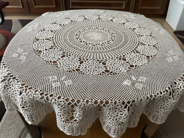 Kézzel horgolt kerek terítő 100cm