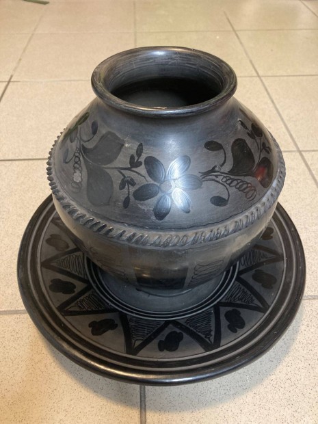 Kézzel készült jelzett karcagi fekete váza alátét tányérral - Agyagipa