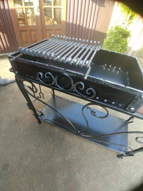 Kézzel készült kivallo minőségű kovácsolt kerti grill