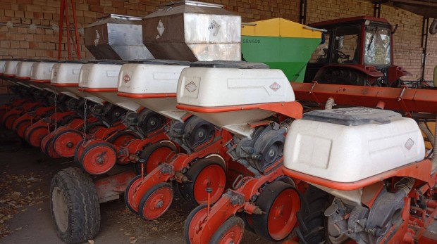 Khun Maxima 2 tipus� 12 soros szemenk�nti vet�g�p