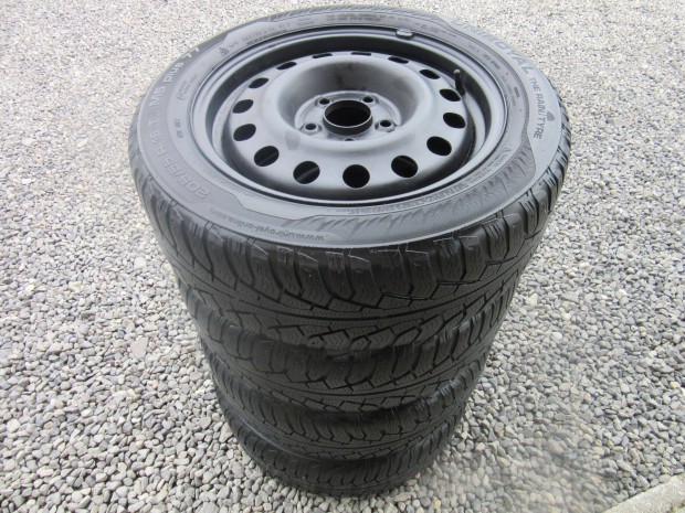 Kia 5x114,3 acélfelni 205/55 R16 téli gumival eladó