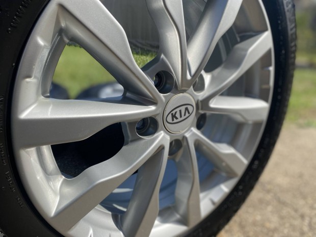 Kia 5x114.3mm gyári 16" alufelni szett téli gumikkal