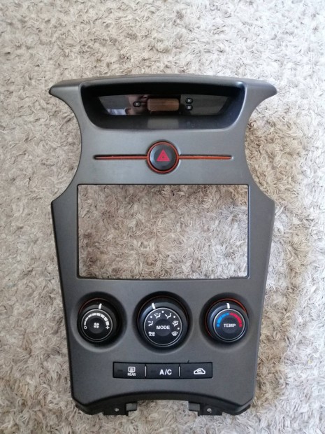 Kia Carens III k�z�ps� m�szerfal panel