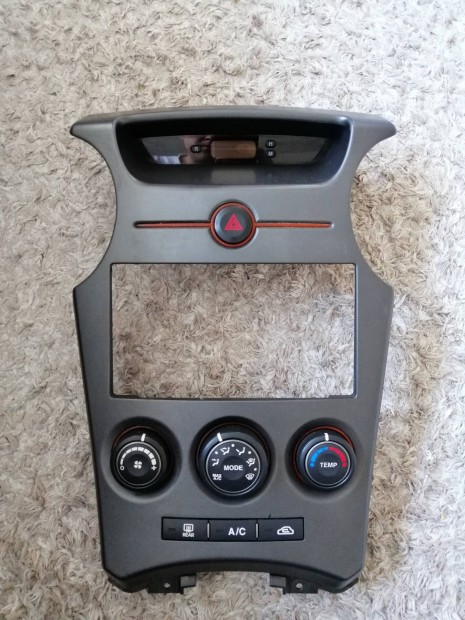 Kia Carens III középső műszerfal panel (manuális)