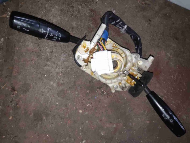 Kia Carnival II Bajuszkapcsol�