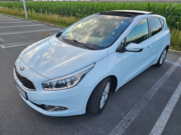 Kia Ceed 1.4 CRDI napfénytetővel