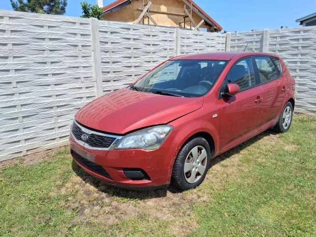 Kia Ceed 2011 évjárat 1,6 Diesel Bontott alkatrészei eladók!