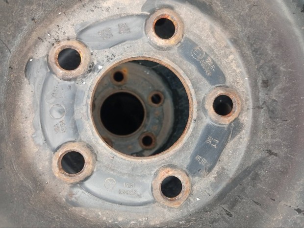 Kia/Hyundai 16" lemezfelni,nyomserzekel szelep