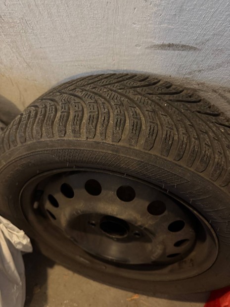 Kia/Hyundai lemezfelni R16 tligumival, dsztrcsval