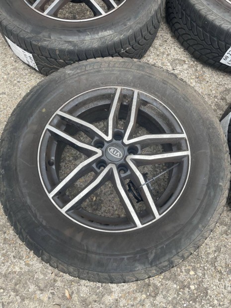 Kia Sorento gyári könnyűfém felnik nyárigumikkal