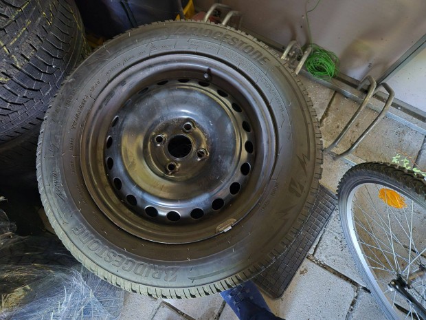 Kia Stonic téligumi felnivel eladó