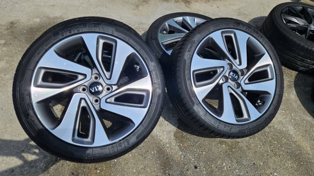 Kia gyári 17" alufelni garnitúra újszerű nyári gumikkal
