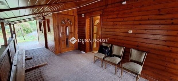 Kiadhat� 3 k�l�n lakr�sszel b�r� csal�di h�z G�d�ll�n