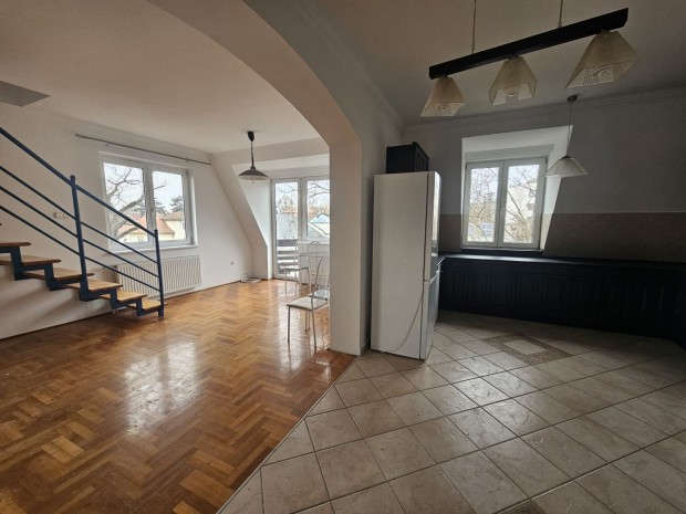 Kiad� 100 m2 t�gla lak�s, Debrecen