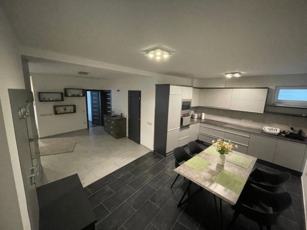 Kiad� 107 nm-es �j �p�t�s� t�gla lak�s Paks