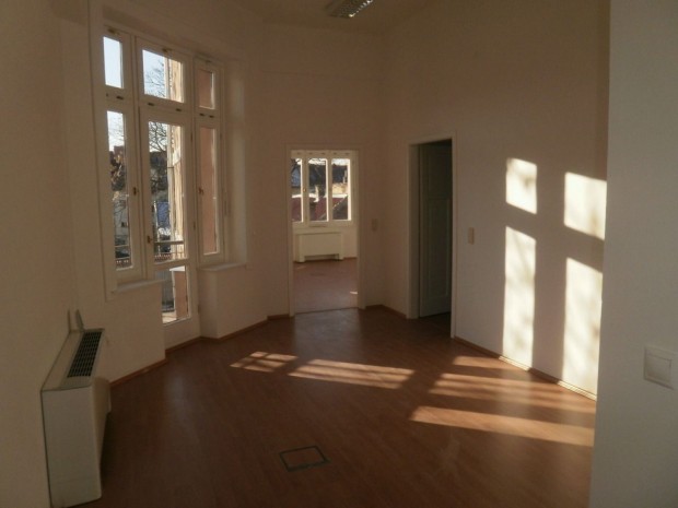 Kiad 1378 m2 iroda, Debrecen