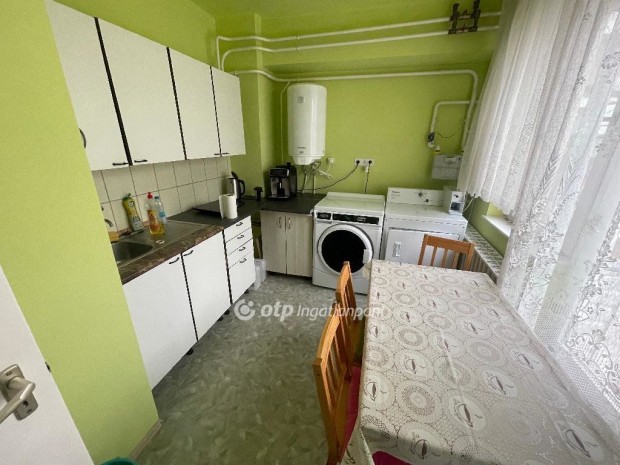 Kiad� 140 nm-es lak�s Ny�regyh�za