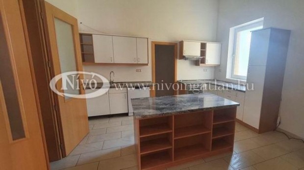 Kiad� 160 nm-es t�gla lak�s Veszpr�m