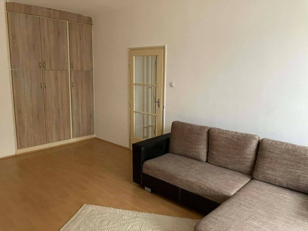 Kiad� 1,5 szob�s lak�s Veszpr�m k�zpontj�ban