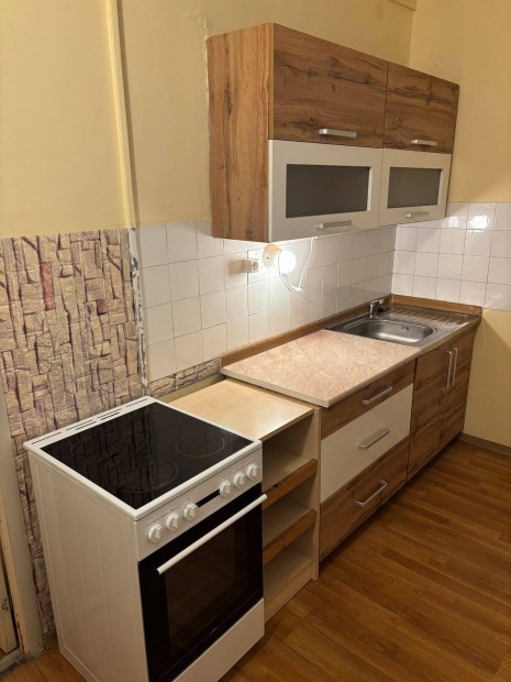 Kiad� 1. emeleti lak�s Tatab�nya B�nhidai lak�telepen