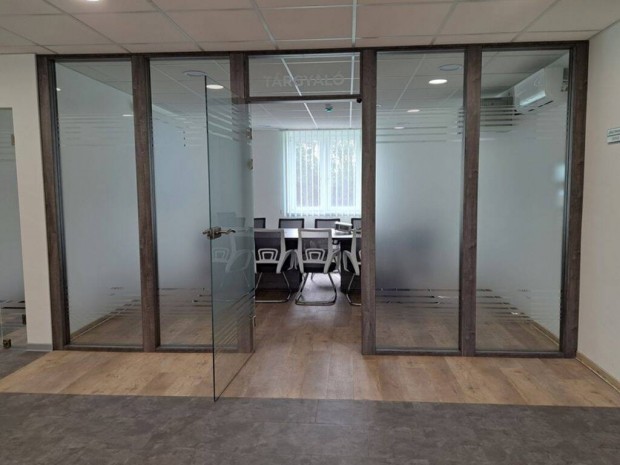 Kiad� 1. emeleti sz�p iroda 2820 Ft + �fa / m2 + rezsi