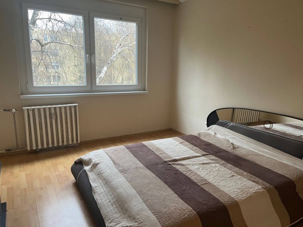 Kiad� 2 szob�s els� emeleti erk�lyes lak�s Egerben