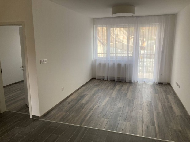 Kiad� 45m2 lak�s Tata belv�ros�ban