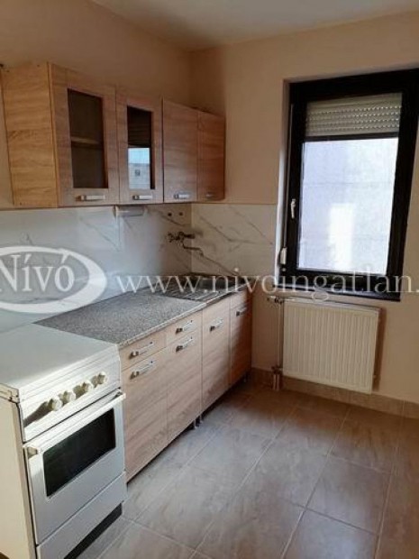 Kiad� 46 nm-es t�gla lak�s Veszpr�m