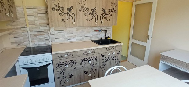 Kiad� 65 m-es lak�s Lobog� utc�n