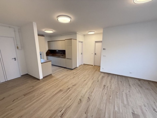 Kiad� 75 nm-es �j �p�t�s� t�gla lak�s Paks