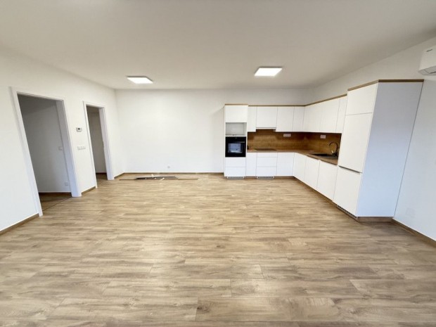 Kiad� 75 nm-es �j �p�t�s� t�gla lak�s Paks