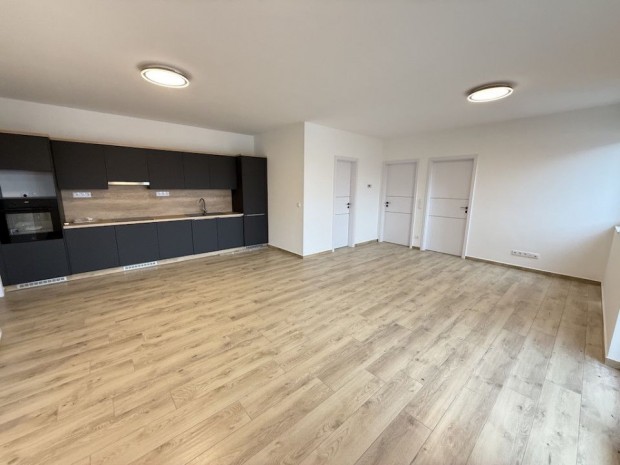 Kiad� 75 nm-es �j �p�t�s� t�gla lak�s Paks