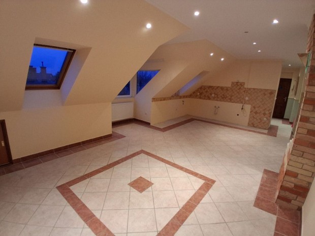 Kiad� 75 nm-es �jszer� �llapot� t�gla lak�s P�pa