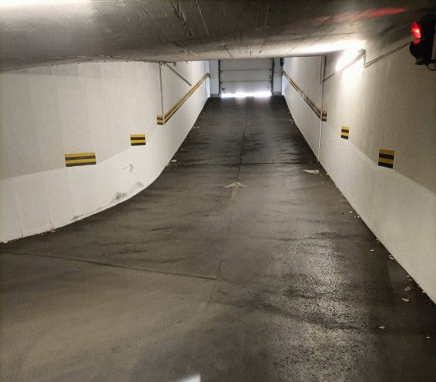 Kiadó Bp-en a 9. kerületi teremgarázsban egy kocsibeálló