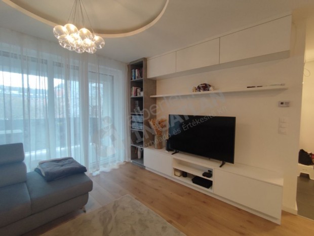 Kiad� Budapesten, a XIII. ker�let Hajd� utc�j�ban egy 3 szob�s lak�s