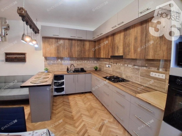 Kiad� Csal�di h�z a Vacsik�zben!