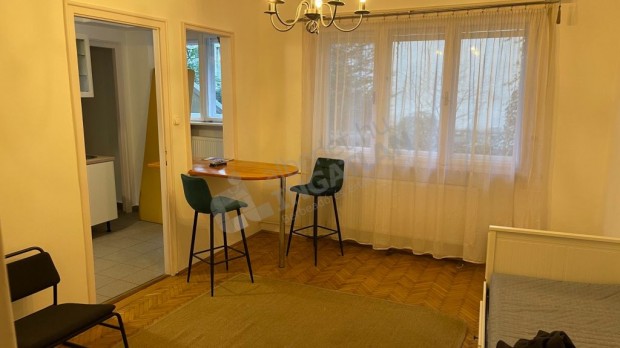 Kiad� Don�ti utc�ban fel�j�tott, kertre n�z�, berendezett garzonlak�s