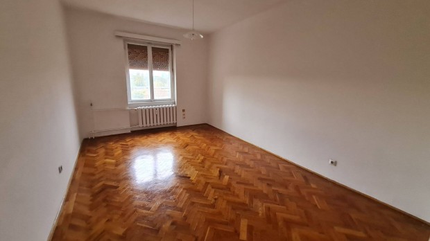 Kiadó Dunaújvárosban egy 40 nm-es, 1 szobás, 3. emeleti tégla lakás