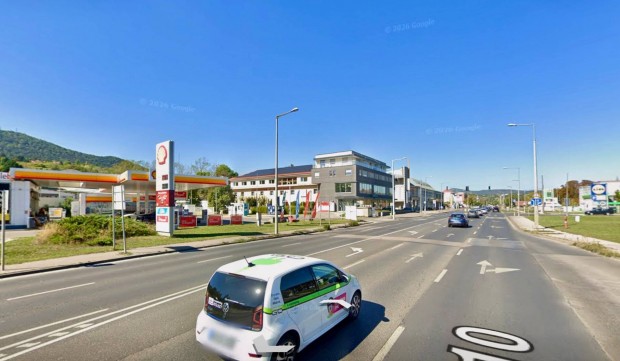 Kiad� Fel�j�tott, Utcai, Bemutat� Terem �zlethelyis�g Saj�t Parkol�val