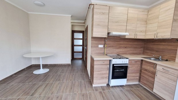 Kiad� Ig�nyes Lak�s saj�t Kocsibeall�val Ny�regyh�za,