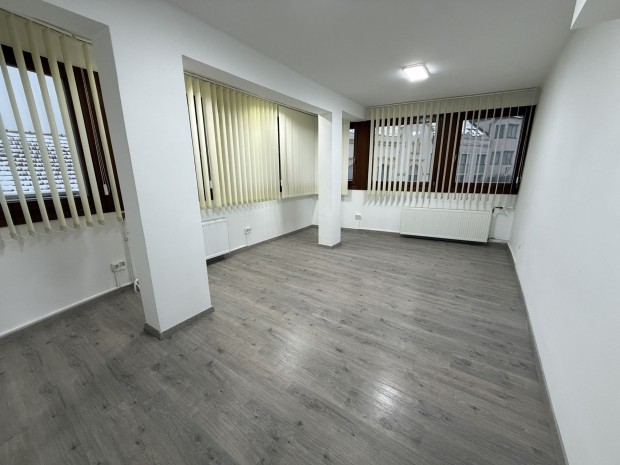 Kiad� Iroda, Veszpr�m 120.000 Ft