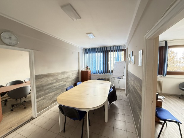 Kiad� Iroda, Veszpr�m 200.000 Ft